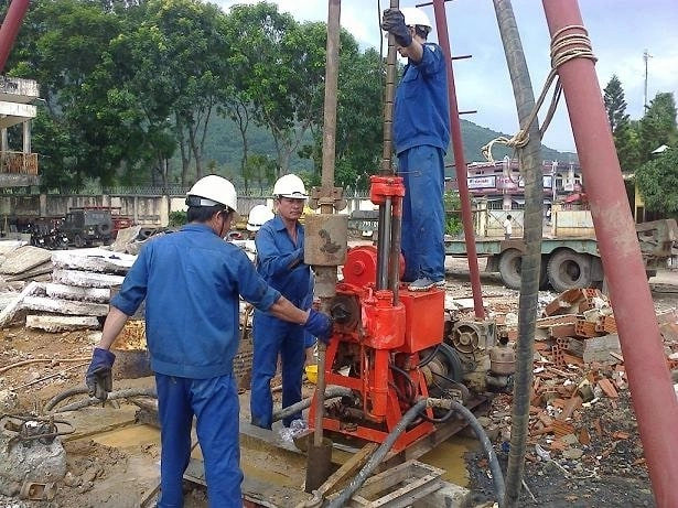 Công nhân thi công khoan giếng thủ đức