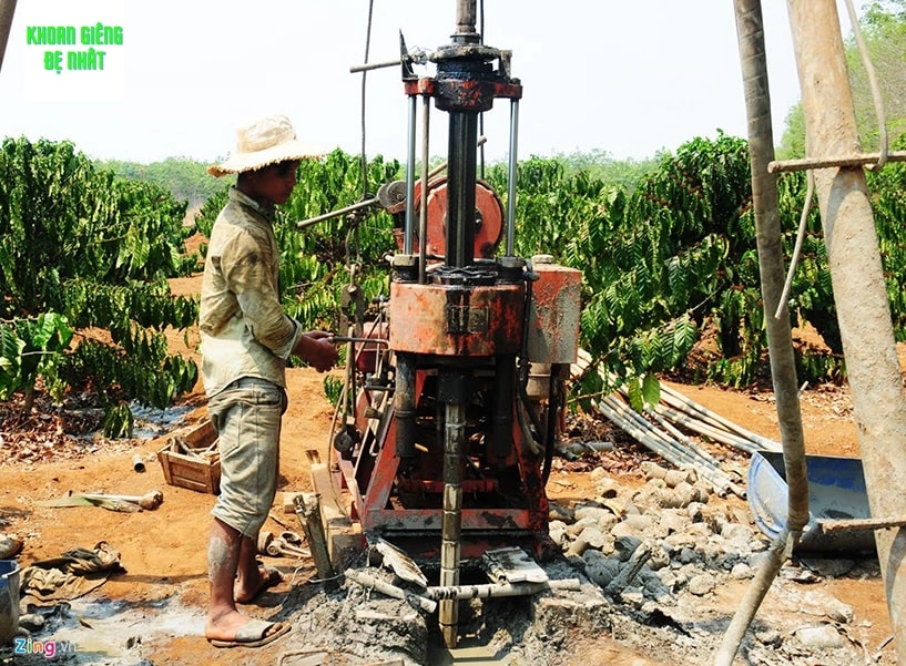 Công nhân đứng máy khoan giếng ở thủ đức